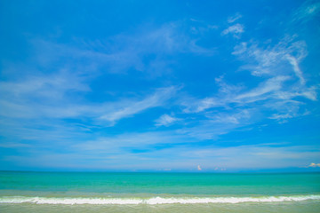 Fototapeta na wymiar Beautiful sky with sea on the peaceful beach for relax