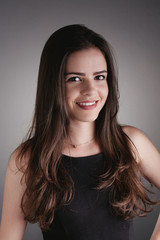 Naklejka premium Portrait of beauty brunette girl over gray background