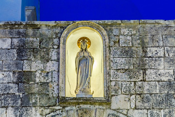 night view of the statue of the Blessed Virgin Mary - obrazy, fototapety, plakaty