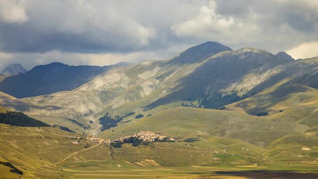Castelluccio di Norcia - Monti Sibillini - timelapse - clouds - italia