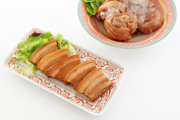 沖縄伝統の豚足テビチと三枚肉