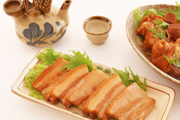 沖縄伝統の三枚肉と泡盛