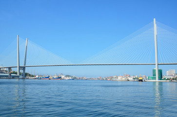 Fototapeta na wymiar Владивосток, вид на вантовый мост через бухту Золотой Рог с набережной Цесаревича