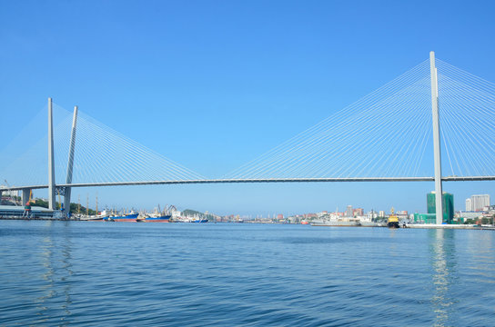 Владивосток, вид на вантовый мост через бухту Золотой Рог с набережной Цесаревича