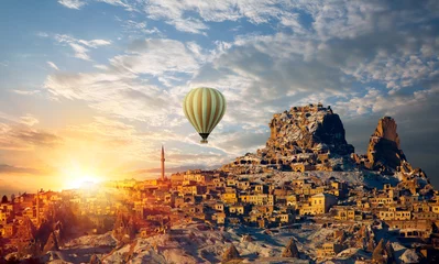Rolgordijnen Heteluchtballon vliegt over het spectaculaire Cappadocië © muratart
