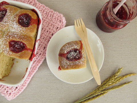 Selbst gebackene Buchteln mit Preiselbeermarmelade und Puderzucker