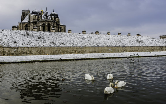La Cath&eacute;drale de Toul pr&egrave;s du canal (Meurthe et Moselle)