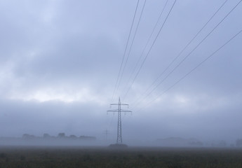 Stromtrasse im Nebel