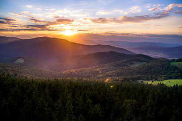 Zachód słońca w Beskidach, widok z Gorców na Beskid wyspowy i dolinę kamienicy © Piotr Szpakowski