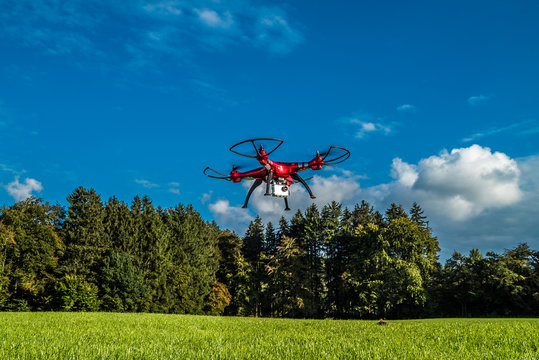 Quadrocopter in der Luft schießt Naturfotos unter blauem Himmel