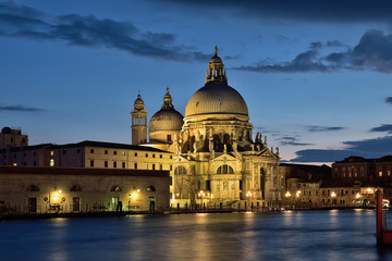 Canal Grande mit Santa Maria della Salute bei Nacht | Venedig