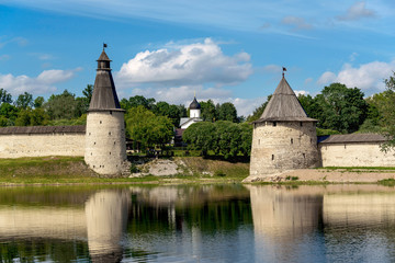 Plakat View of the Pskov Kremlin from Velikaya River in the summer in a sunny weather
