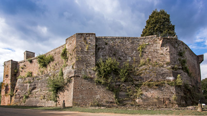 Fototapeta na wymiar enceinte du château du Lichtenberg en Alsace Bossue