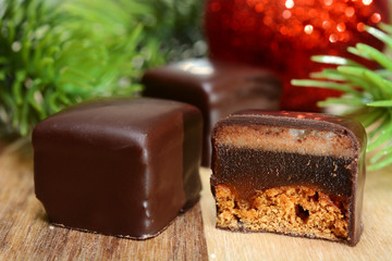 Dominosteine mit Schokolade und Lebkuchen als Süßigkeit zu Weihnachten 