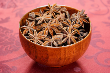 Schüssel mit Sternanis als Deko zu Weihnachten 