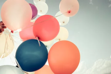 Schilderijen op glas Kleurrijke ballonnen die op de lucht vliegen met een retro vintage filtereffect. Het concept van gelukkige verjaardag in de zomer en huwelijksfeest - gebruik voor achtergrond (vintage kleurtoon) © jakkapan
