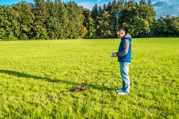 Junger Mann startet seinen ferngesteuerten Helikopter 