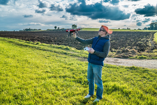 Junger Mann fängt seine Drohne im Flug