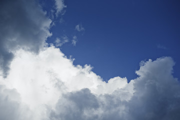Fototapeta na wymiar White clouds cover deep blue sky