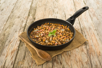 Zuppa ci ceci, lenticchie, cipolla e bacon 