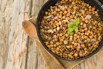 Zuppa ci ceci, lenticchie, cipolla e bacon 