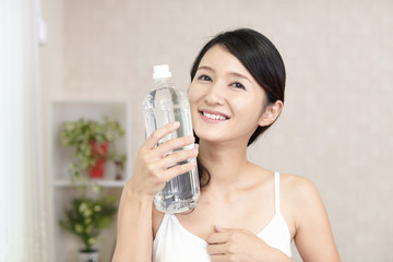 水分補給をする女性