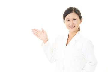 案内する笑顔の薬剤師