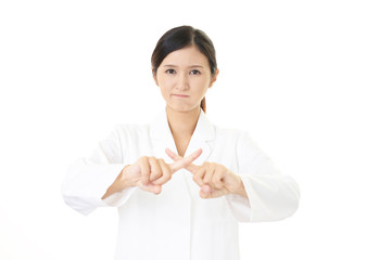 禁止の意思表示をする女医