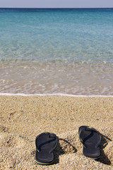 Chanclas en la orilla del mar, en Naxos, Islas Griegas