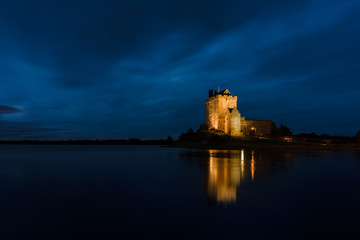 Fototapeta na wymiar Dunguaire Castle at night