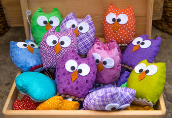 Obraz premium Colorful owls dolls in a wooden box/ dolls/ colors