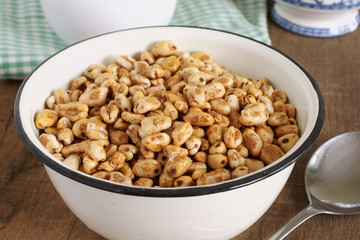 Puffed wheat breakfast cereal