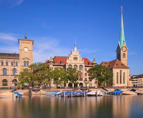 Historische Gebäude am Fluss Limmat in der Stadt Zürich, Schweiz
