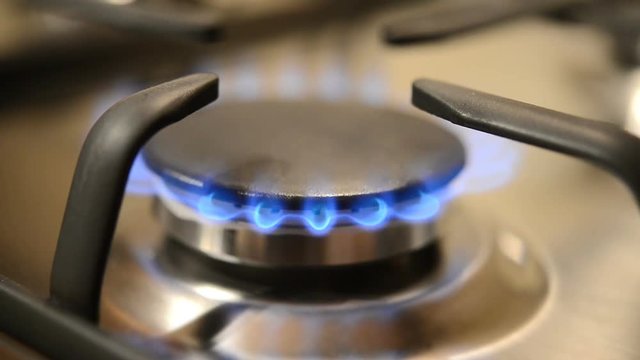 Accensione di fiamma di piano cottura a gas