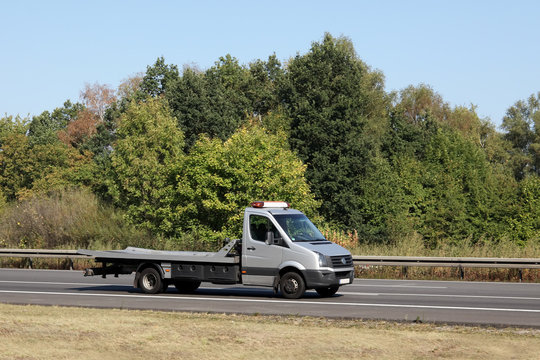 Abschleppdienst mit leerer Ladefläche unterwegs auf der Autobahn in Deutschland