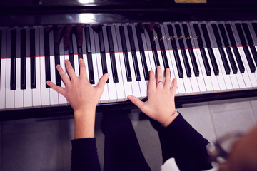 Mani di ragazza suonano pianoforte