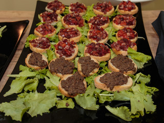 Crunchy Bread Slices with Cooked Minced Meat and Tomato Cubes, G