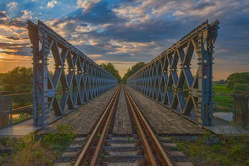 Fototapeta na wymiar Sonnenuntergang über der Eisenbahnbrücke