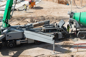 Baukran mit Betonmischer