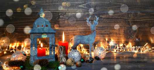 Weihnachtskarte - Weihnachtlicher Hintergrund - Laterne mit Hirsch und Bokeh Lichtern - Dekoration...