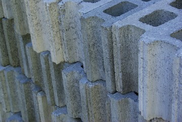 積み重なるコンクリートブロック