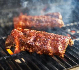 Crédence de cuisine en verre imprimé Grill / Barbecue côtes levées de porc barbecue cuisson sur gril flamboyant