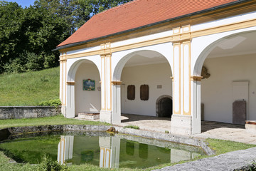 das historische Bronnenhaus des Benediktiner-Klosters Wessobrunn ist ein Baudenkmal