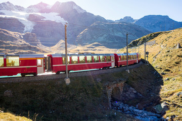 Fototapeta na wymiar Bernina Eisenbahn, Lago Bianco, Morteratsch, Graubünden, Schweiz 