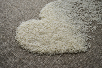 Сердце из риса льняной фон. Рис сердце льняная ткань текстура