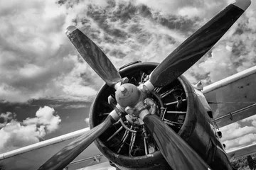 Foto auf Acrylglas Alte Flugzeuge Nahaufnahme eines alten Flugzeugs in Schwarz und Weiß