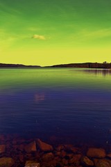 klarer See mit Steinen