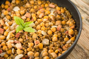 Zuppa ci ceci, lenticchie, cipolla e bacon 