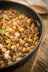 Zuppa ci ceci, lenticchie, cipolla e bacon 