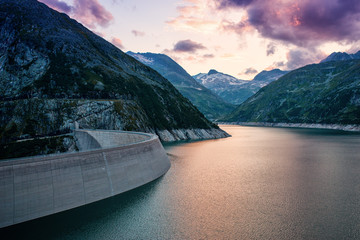 Talsperre im Abendlicht